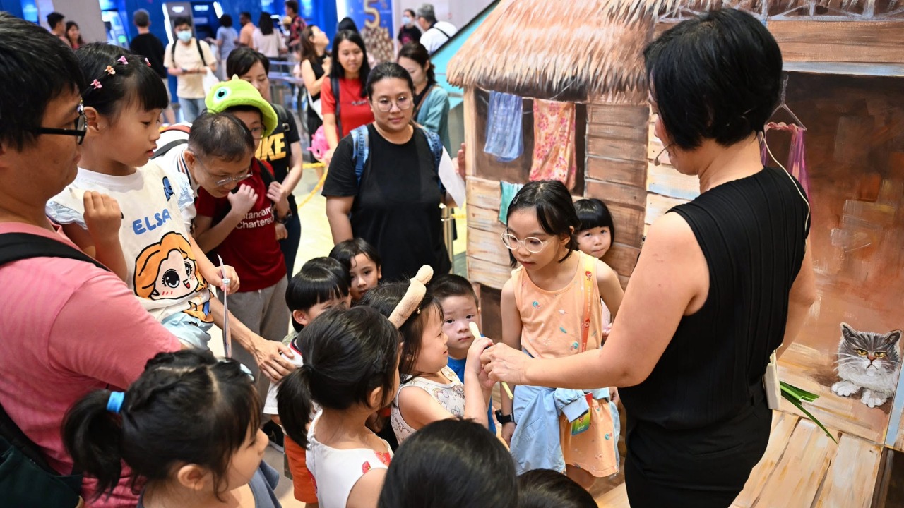 Children taking part in an immersive Sang Nila Utama storytelling experience